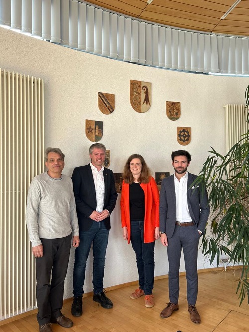 Foto: Foto (v.l.n.r.): Armin Schweizer, Jonas Hoffmann MdL, Bürgermeisterin Carolin Holzmüller, Takis Mehmet Ali MdB